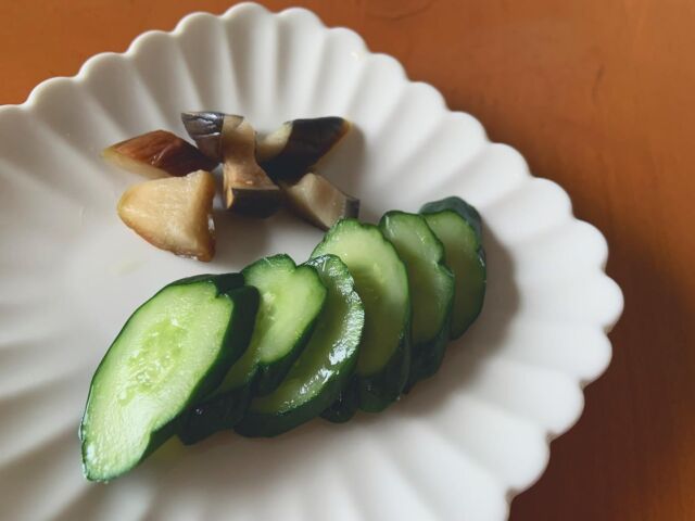 こんにちは！和と話(わとわ)です😊手づくりお昼ごはん🍚👏🏻に、新たなプロジェクトがスタートしましたーー🎶その名は、、🌾【食わとわ】〜食は永遠〜(しょくはとわ)🌏生きているかぎり、食べることは永遠。和と話の手づくりお昼ごはんは、食べることは生きること☺️❣️であるという思いがあります。ついに、、和と話のぬか床、スタートしましたーー✨👏🏻乳酸菌たっぷりの、ぬか漬けを作っています😊(とっても美味しいと、皆さんに大好評です🎶)私たちの身体は、食べるものと深い深い繋がりがありますね。美味しいものを食べたら幸せな気持ちになりますし😍和と話の食プロジェクトでは、『腸』が健康であり続ける✨ことをいちばんに考え、腸を元気にする、＊乳酸菌＊と＊酵母＊を🥒乳酸菌は、ぬか漬け🥬酵母は、味噌汁を、お昼ごはんに提供しています。これからも手づくりで食事をつくっていきます😊どうぞよろしくお願いします🏠🌈#和と話 #生活介護事業所 #福祉 #障がい福祉 #ウェルビーイング #箕面市 #牧落 #箕面すたぐらむ  #地域活性化 #コミュニティスペース #ひきこもり #あきらめない心 #笑顔 #仲間  #居場所 #私は私#コミュニケーション #ライフデザイン #サスティナブル #自然と暮らす #アニマルウェルフェア #フードロス #食べることは生きること #お昼ごはん #手づくり #ぬか床 #ぬか漬け #乳酸菌 #em菌#腸活 を一緒に楽しもう☺️🌱和と話より