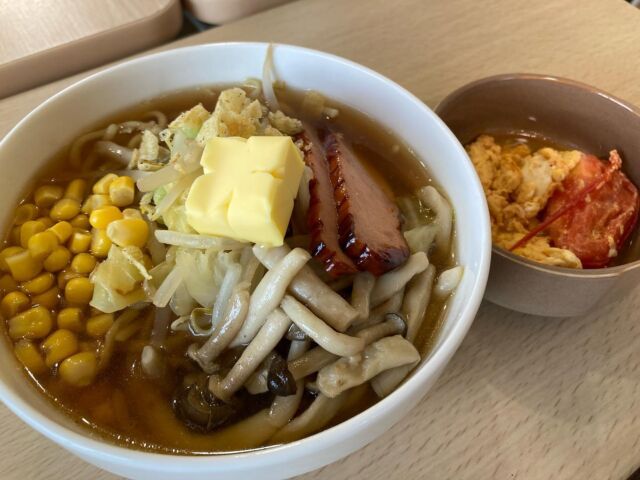 こんにちは！和と話(わとわ)です☺️先日のお料理の日は、【みそラーメン】🍜💓をみんなで作りましたー❗️めっちゃ美味しかったー❣️😆💓ひとりひとり、それぞれ出来ることをして、みんなで一生懸命作りました🌈美味しいはずです☺️そしてなんと🎊みそラーメンの✨味噌✨は、2月に和と話で仕込みました和と話味噌です〜👏🏻8ヶ月の熟成、待ちに待った味噌です😊赤味噌に近い、コクがあり、味としてはスッキリとしていて、美味しーーーーーい❣️😍早くも次の味噌つくりの話題になっています💓#日本の食文化 #和と話 #生活介護事業所 #福祉 #障がい福祉 #ウェルビーイング #箕面市 #牧落 #箕面すたぐらむ #コミュニティスペース #ひきこもり #笑顔 #仲間 #自律 #居場所 #コミュニケーション #社会参加 #ライフデザイン #サスティナブル #sdgs #エンバランス  #em #em菌 #自然派 #味噌ラーメン #おひるごはん #手づくり味噌 #発酵 #地球🌏美味しい楽しい時間を、みんなほんとうに、ありがとう🌈🏠和と話より